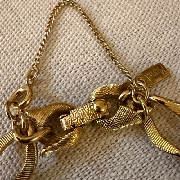 Monet Vintage Gold Plated Link Bracelet with 3 Charms & Safety Chain. Signed. - Picture 5 of 7